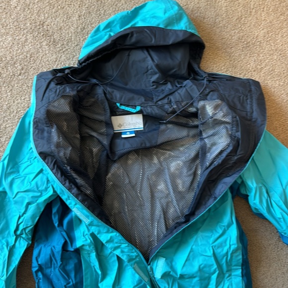 Like new Columbia Omni tech waterproof shell - Picture 3 of 6